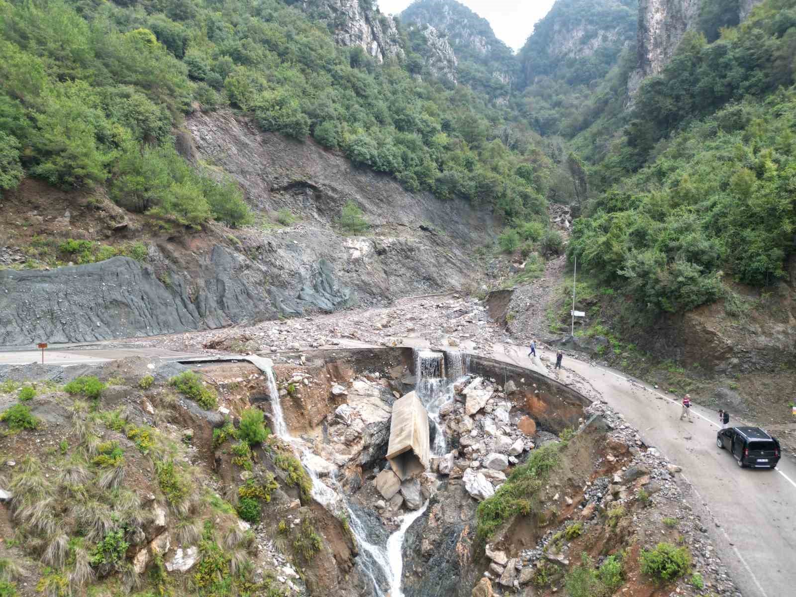 hatayda siddetli yagis hayati felc etti yaylalarda yol coktu evler zarar gordu 0 a1EtGO3T