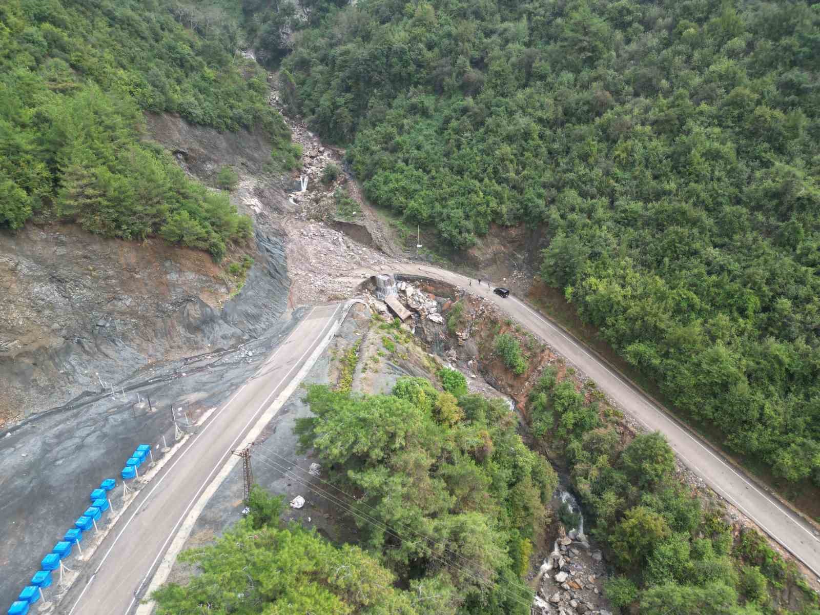 hatayda siddetli yagis hayati felc etti yaylalarda yol coktu evler zarar gordu 2 sFJ3BgTv