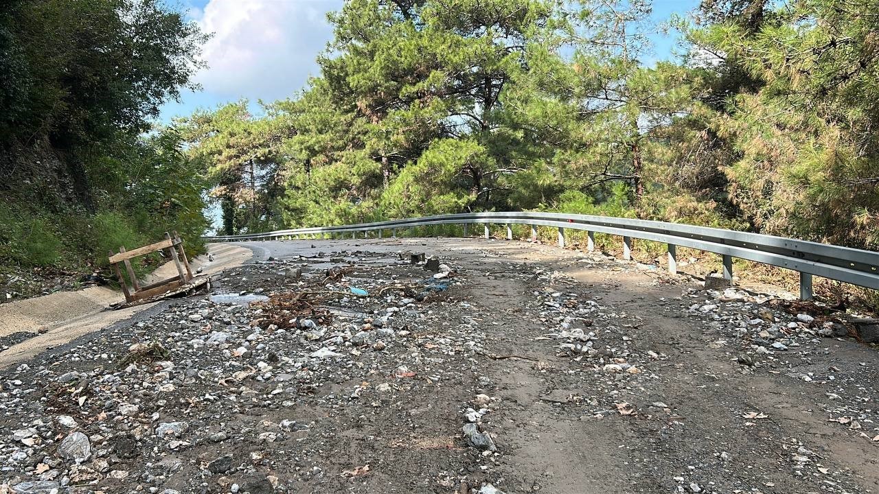 hatayda siddetli yagis hayati felc etti yaylalarda yol coktu evler zarar gordu 8