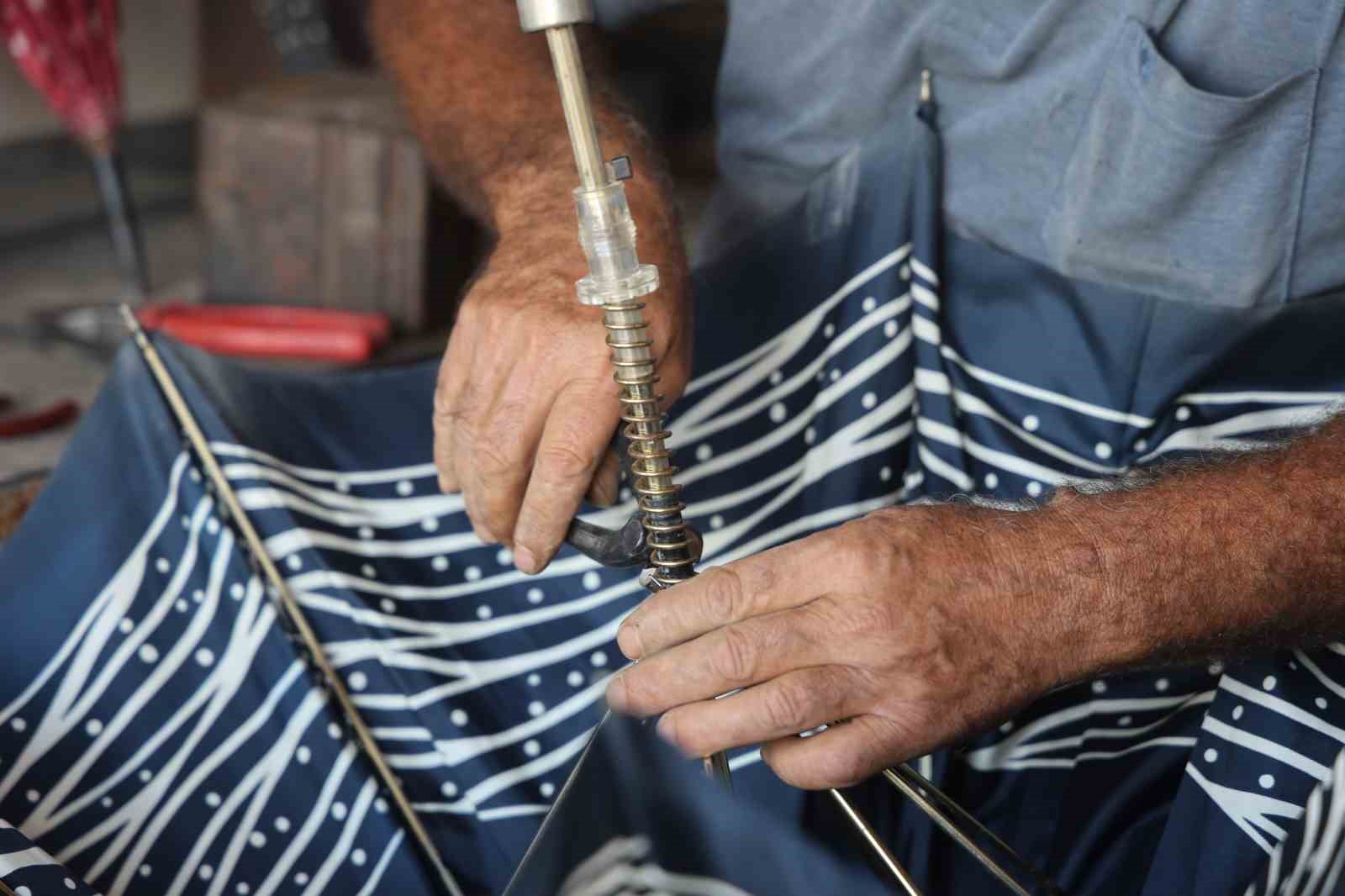 hatayda siddetli yagislar semsiye tamircisinde yogunlugu artirdi 1 WFCqPfrC