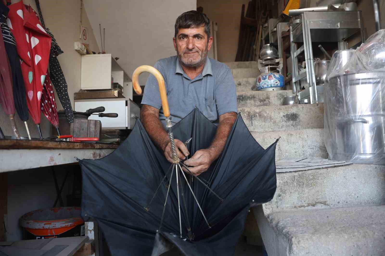 hatayda siddetli yagislar semsiye tamircisinde yogunlugu artirdi 4 ddPKgEnd