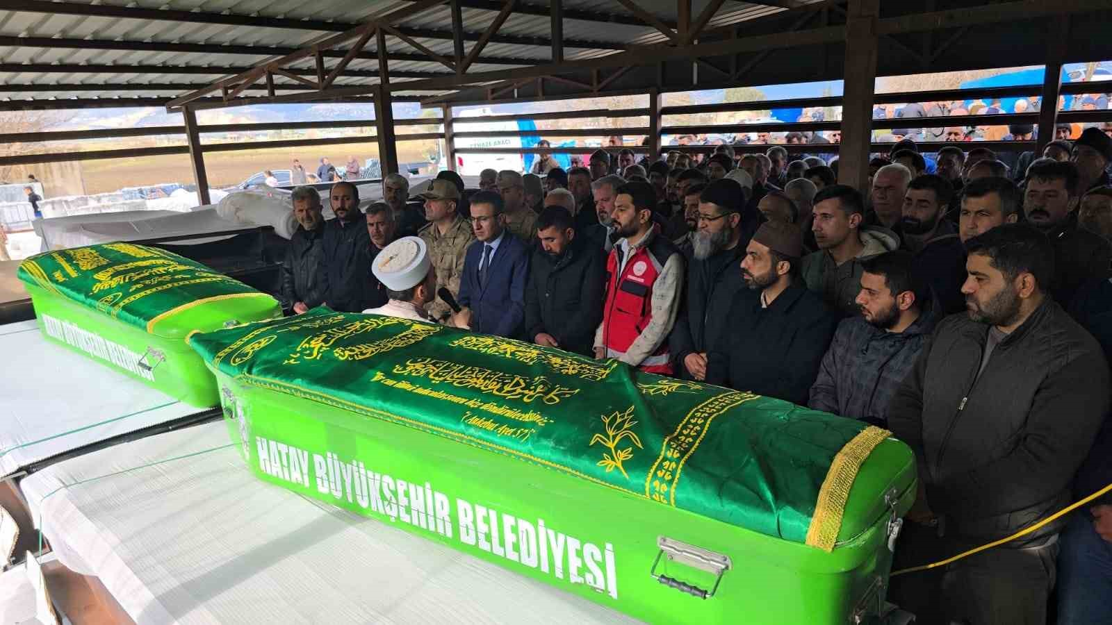 hatayda su dolu temelin icindeki toplarini almak isterken dusup olen 2 kardes yan yana 9zTe18Ya