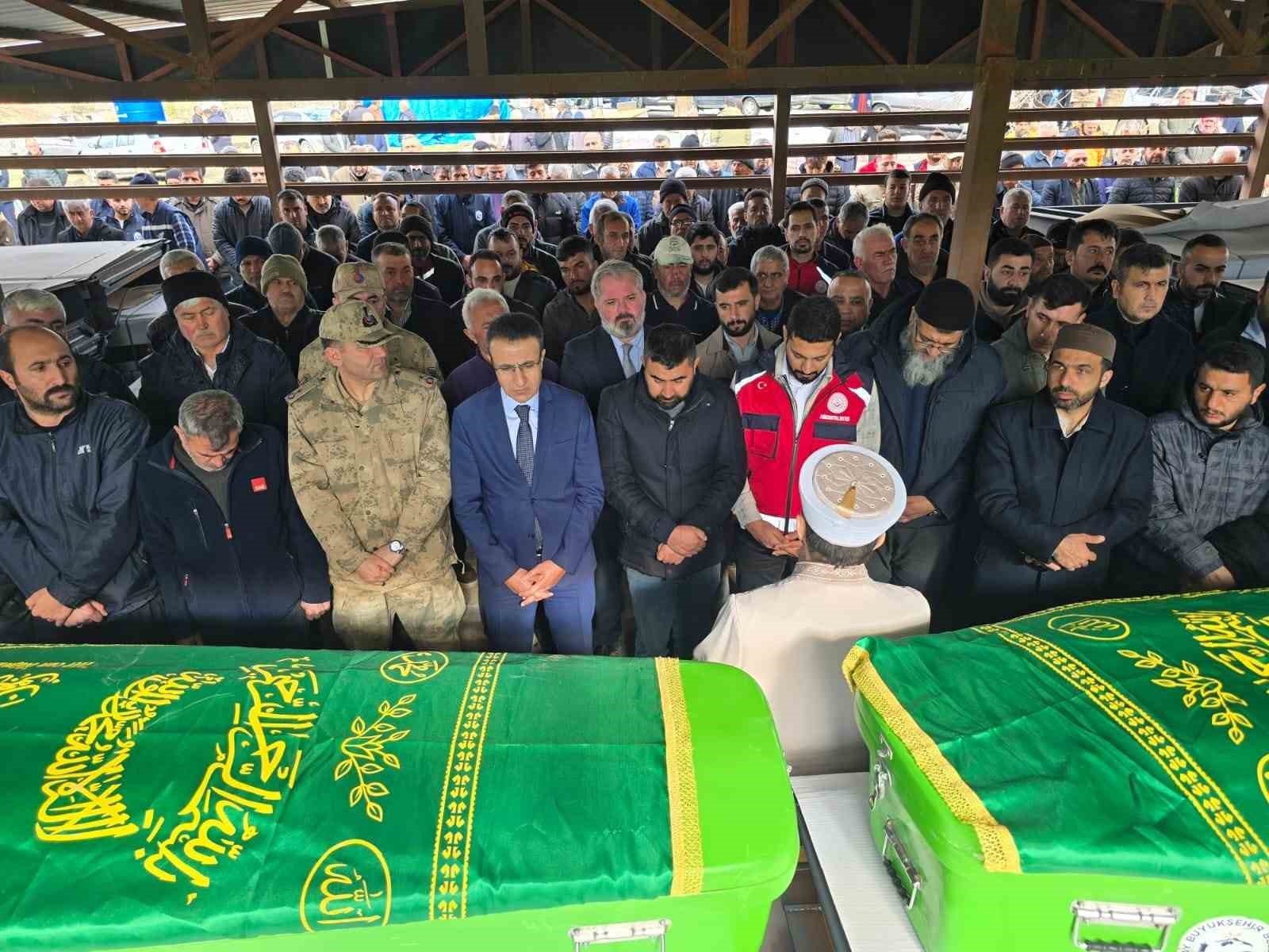 hatayda su dolu temelin icindeki toplarini almak isterken dusup olen 2 kardes yan yana