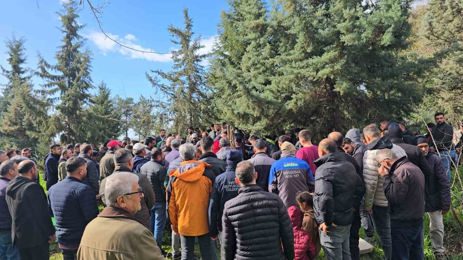 hatayda su dolu temelin icindeki toplarini almak isterken dusup olen 2 kardes yan yana GIbsDrA1