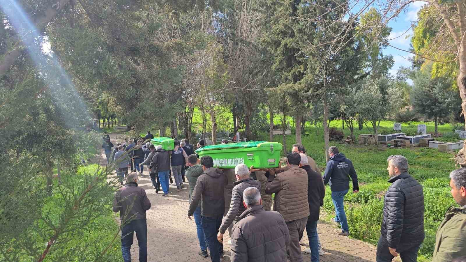 hatayda su dolu temelin icindeki toplarini almak isterken dusup olen 2 kardes yan yana