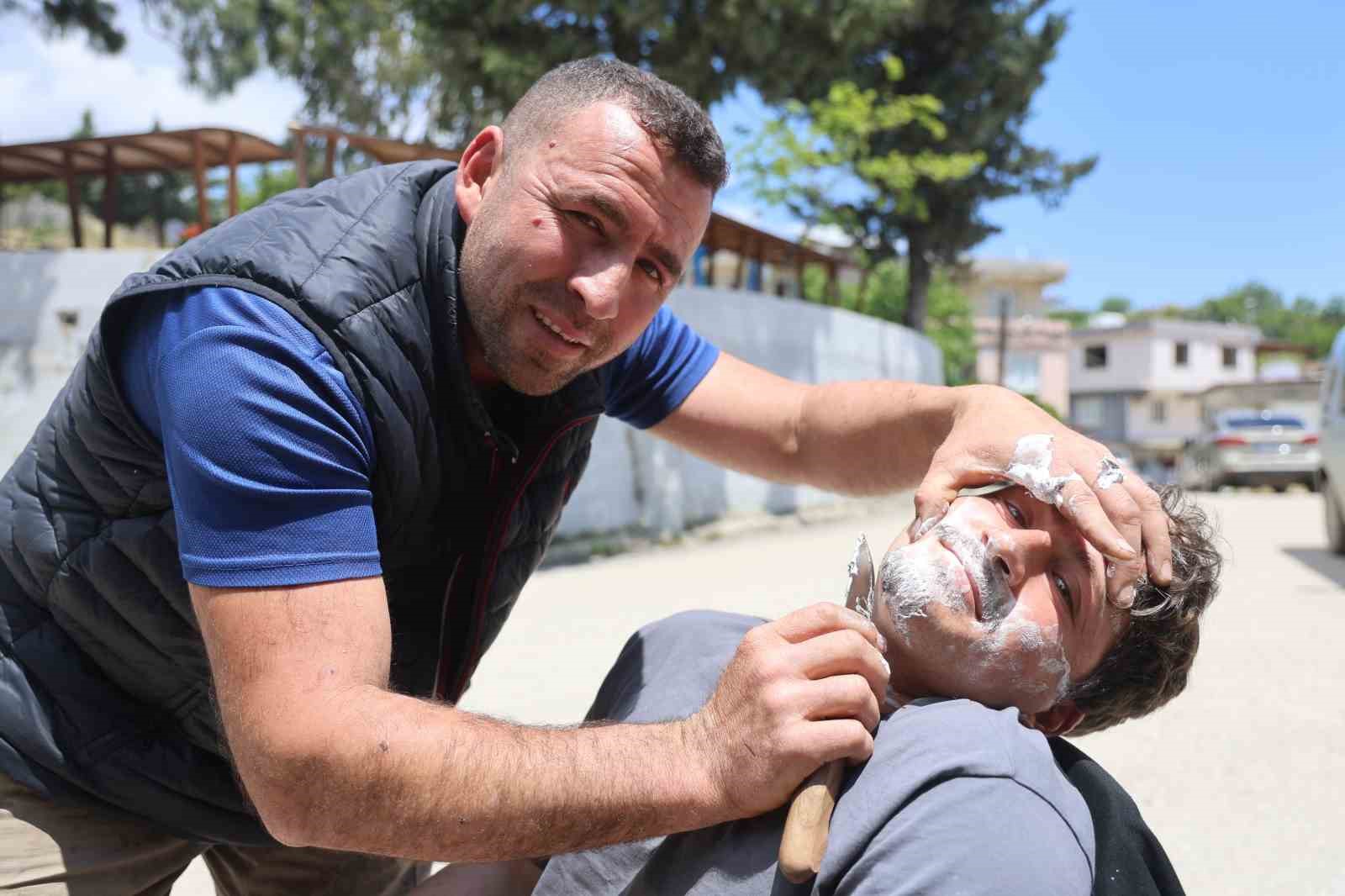 hatayda urettigi bicaklarin keskinligi gostermek icin insanlari tiras ediyor 0 OWVy51Ds
