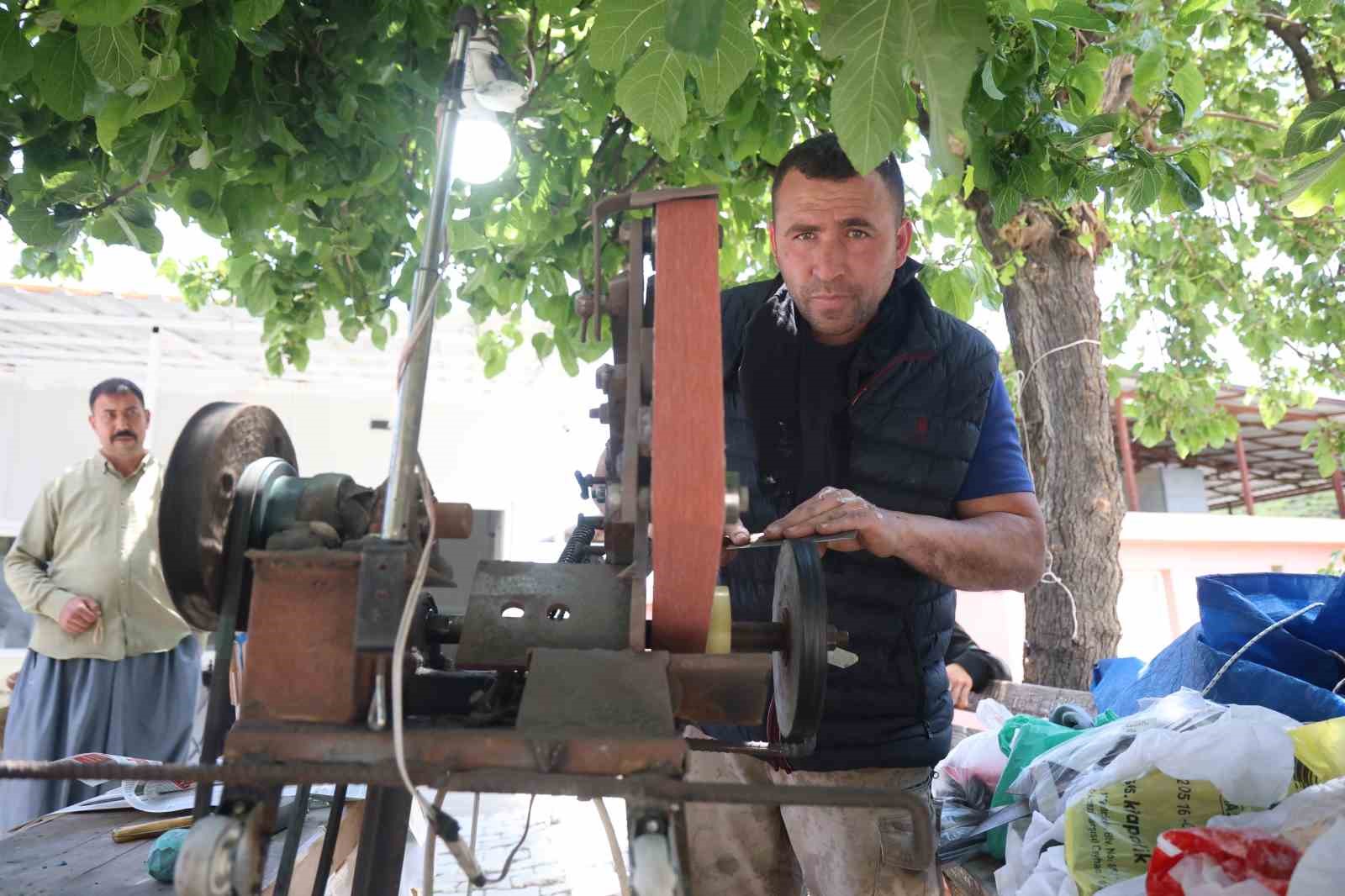 hatayda urettigi bicaklarin keskinligi gostermek icin insanlari tiras ediyor 2 keI9S5Cy