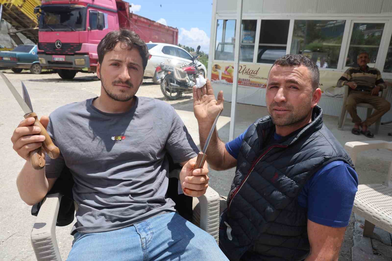 hatayda urettigi bicaklarin keskinligi gostermek icin insanlari tiras ediyor 3 68qYMTMJ