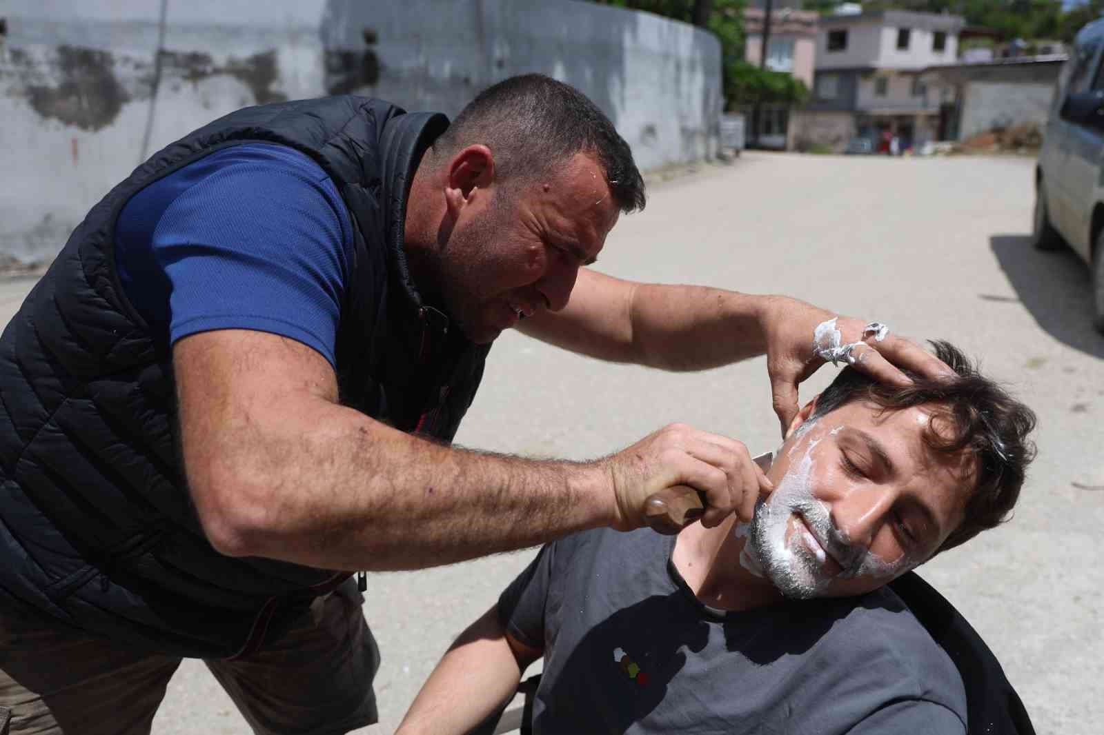 hatayda urettigi bicaklarin keskinligi gostermek icin insanlari tiras ediyor 4 IB3LNTfj