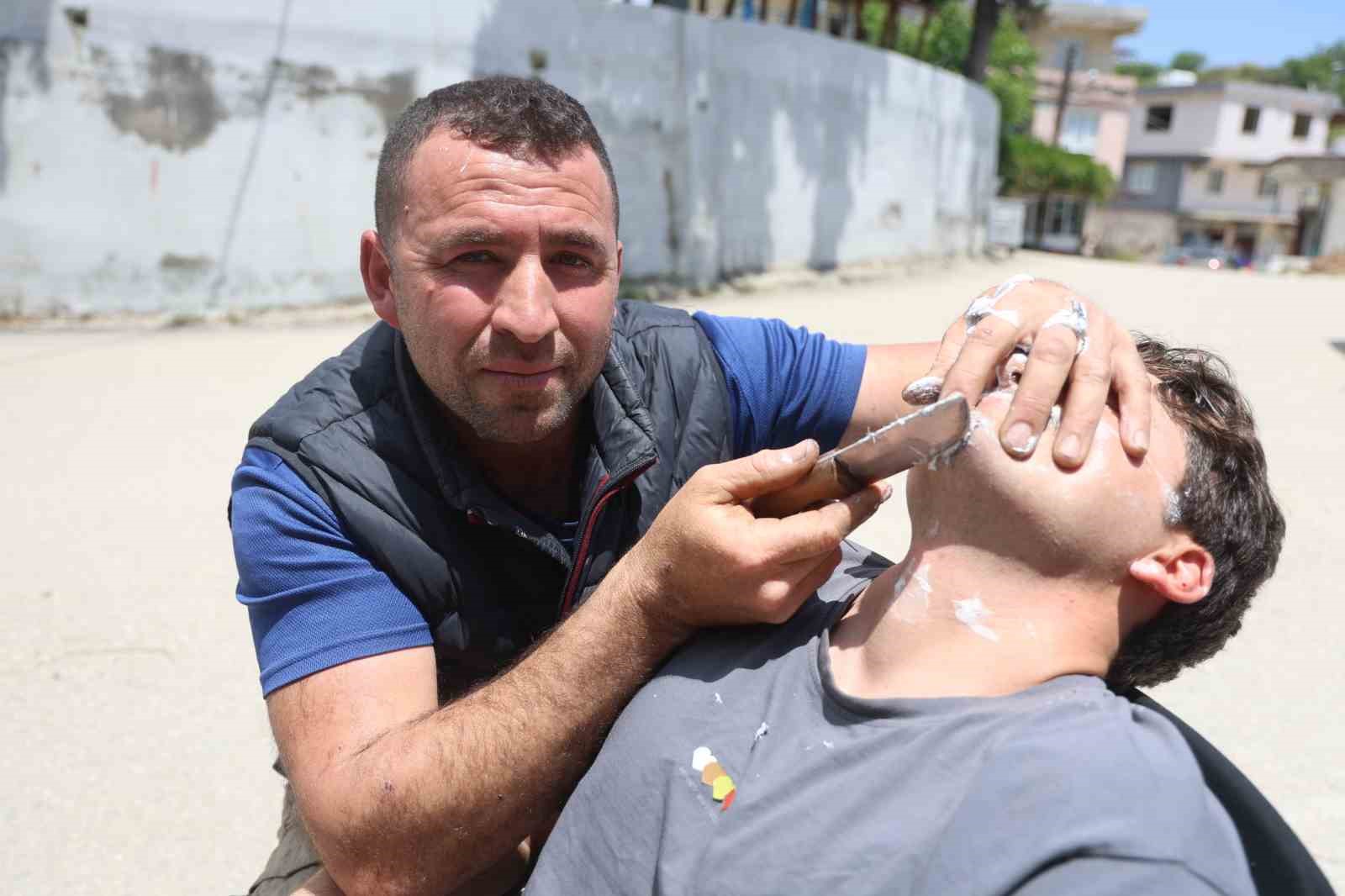 hatayda urettigi bicaklarin keskinligi gostermek icin insanlari tiras ediyor 5 yiJIhWed