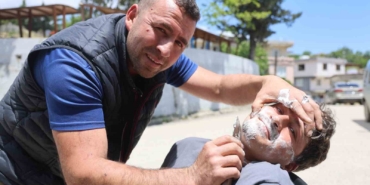 hatayda-urettigi-bicaklarin-keskinligi-gostermek-icin-insanlari-tiras-ediyor-cyhPEv4E.jpg