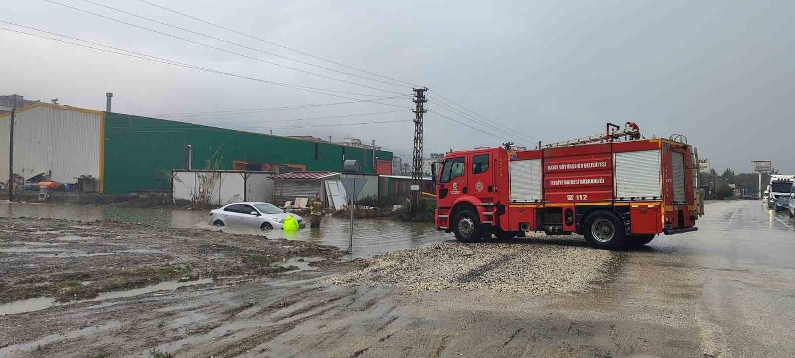 hatayda yagisla birlikte yollar gole dondu araclar mahsur kaldi 1 b99jEMVQ