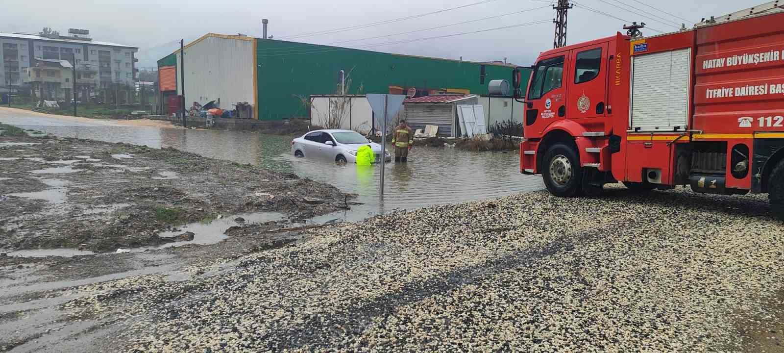 hatayda yagisla birlikte yollar gole dondu araclar mahsur kaldi 2 GF3b56XV