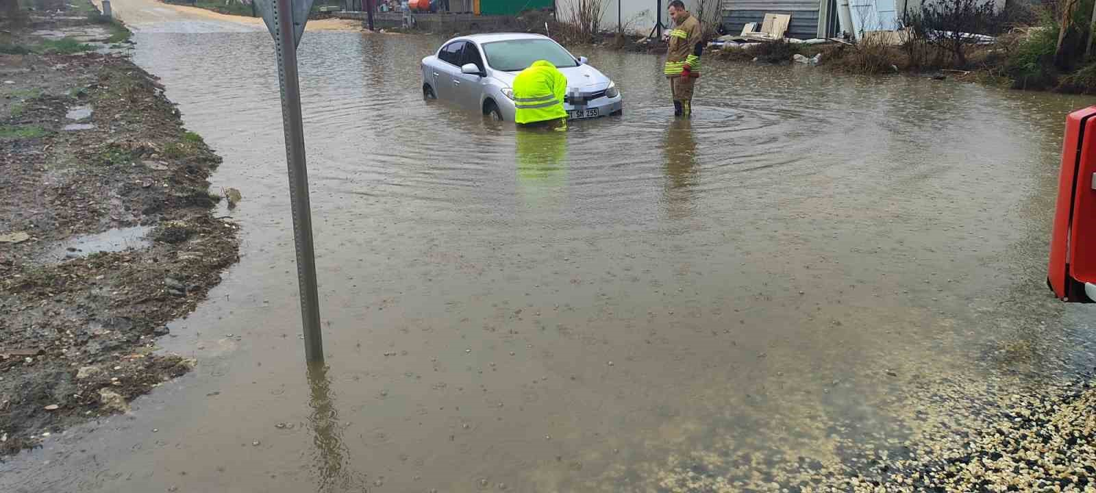 hatayda yagisla birlikte yollar gole dondu araclar mahsur kaldi 3 2bLZRJ3W