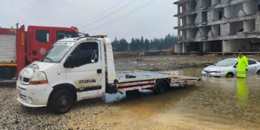 hatayda-yagisla-birlikte-yollar-gole-dondu-araclar-mahsur-kaldi-nPJ9urUs.jpg