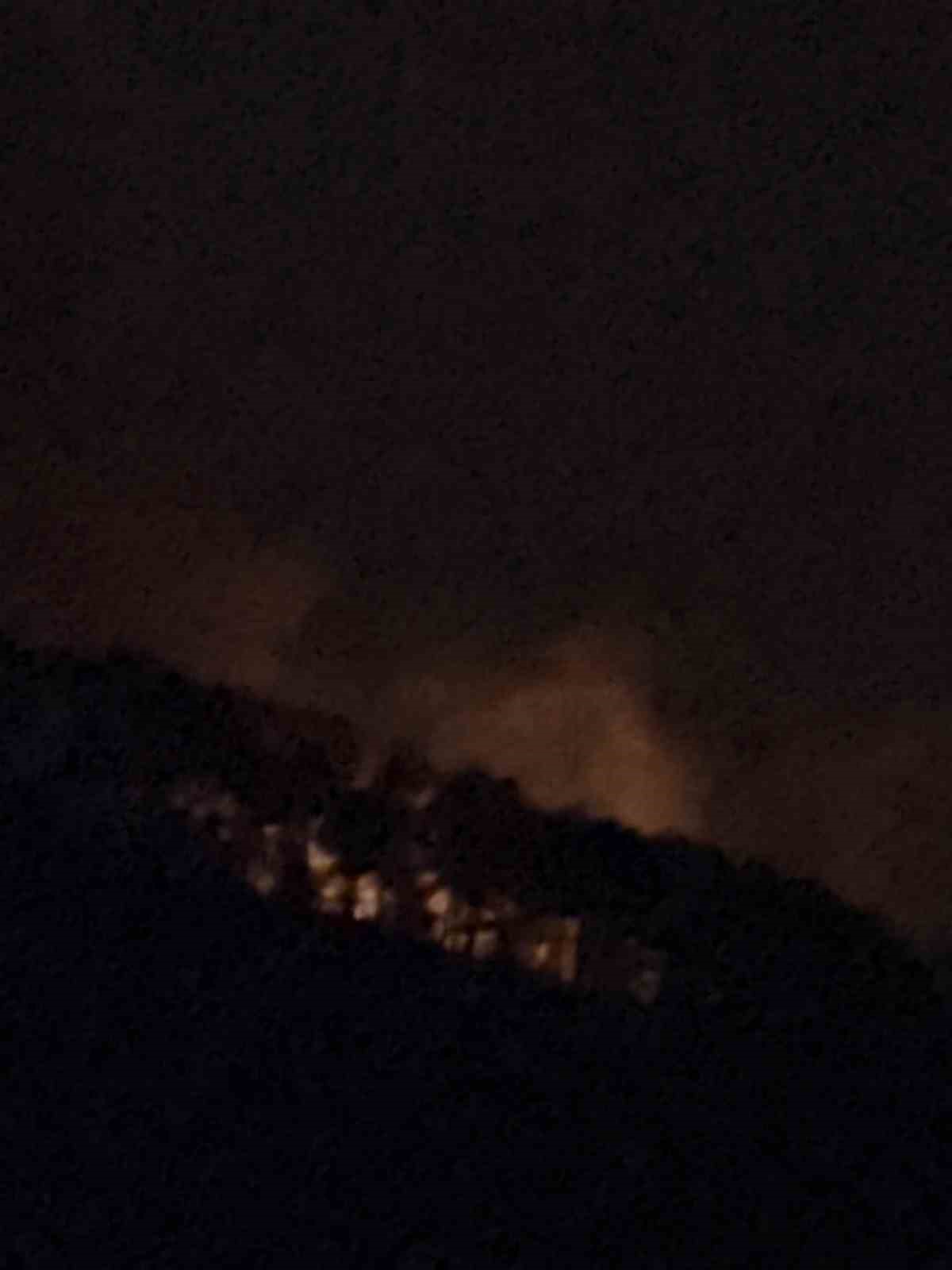 Hatay’da yıldırım düşmesiyle çıkan orman yangına müdahale devam ediyor 8 hatayda yildirim dusmesiyle cikan orman yangina mudahale devam ediyor 4 OROmJSnE