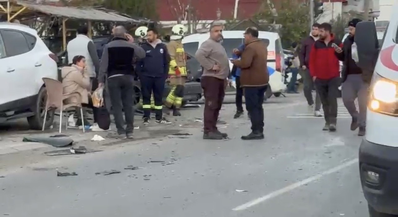 hatayda zincirleme trafik kazasi 1i agir 11 yarali 0 CthwvXIK