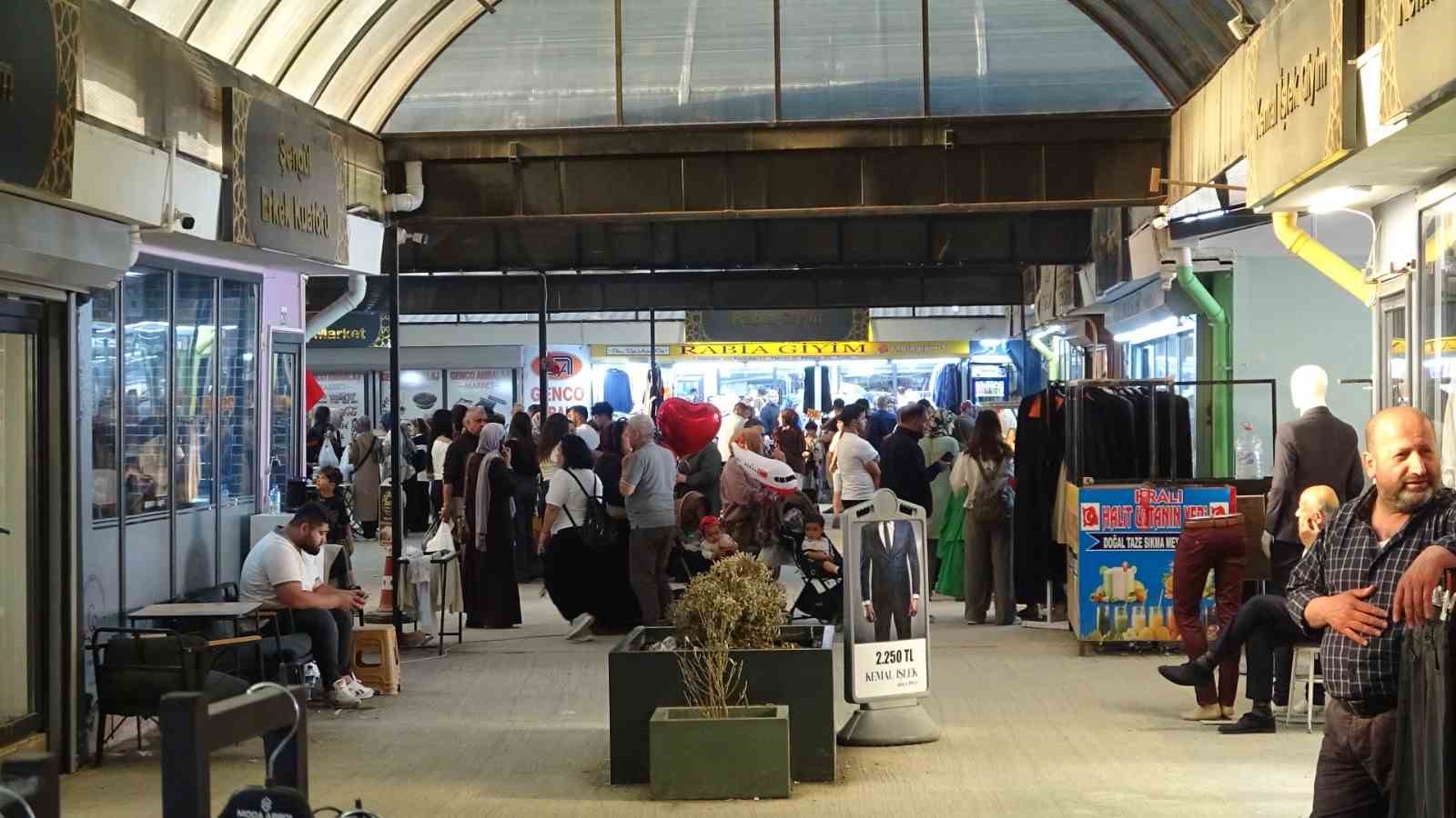 hataydaki prefabrik uzun carsida bayram yogunlugu 1 sOfKYBLi