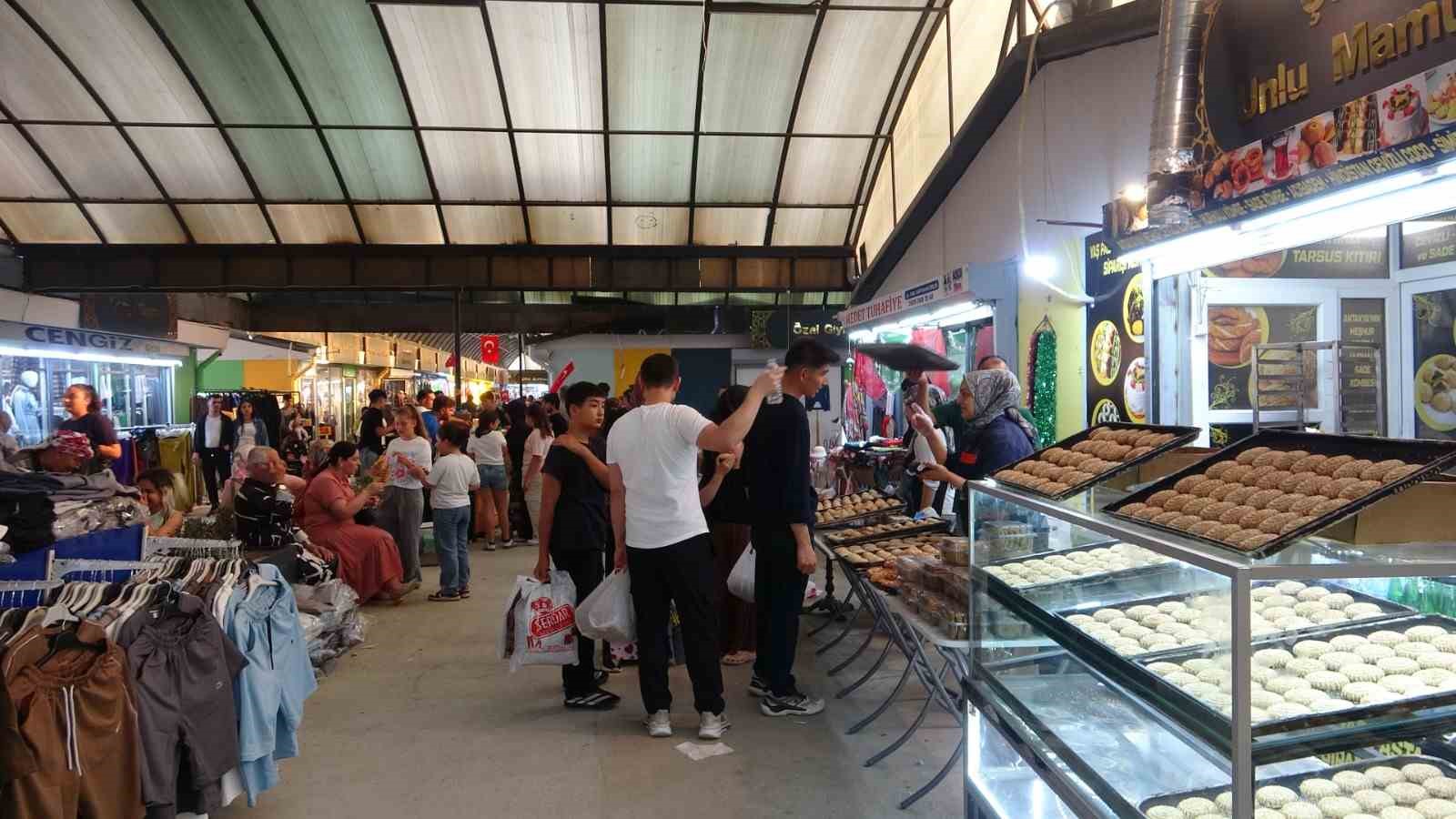 hataydaki prefabrik uzun carsida bayram yogunlugu 2 qGDg6L1Z