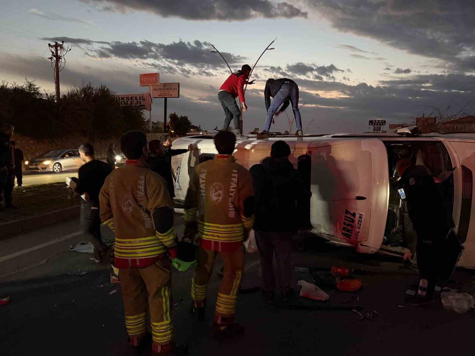 hataydaki zincirleme trafik kazasinda yarali sayisi 18e yukseldi 0 PsQTkijQ