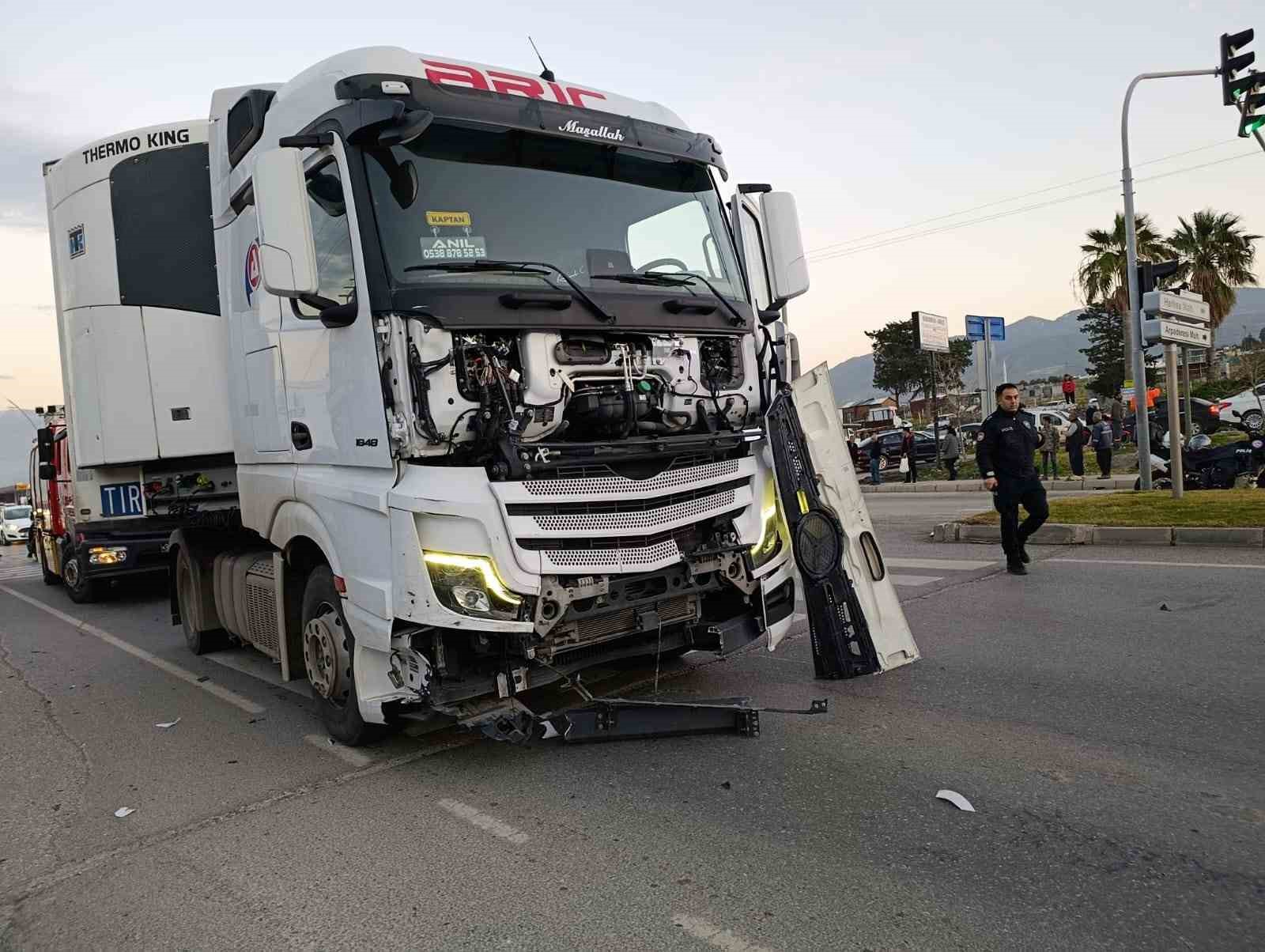 hataydaki zincirleme trafik kazasinda yarali sayisi 18e yukseldi 3 V3FH6cp7