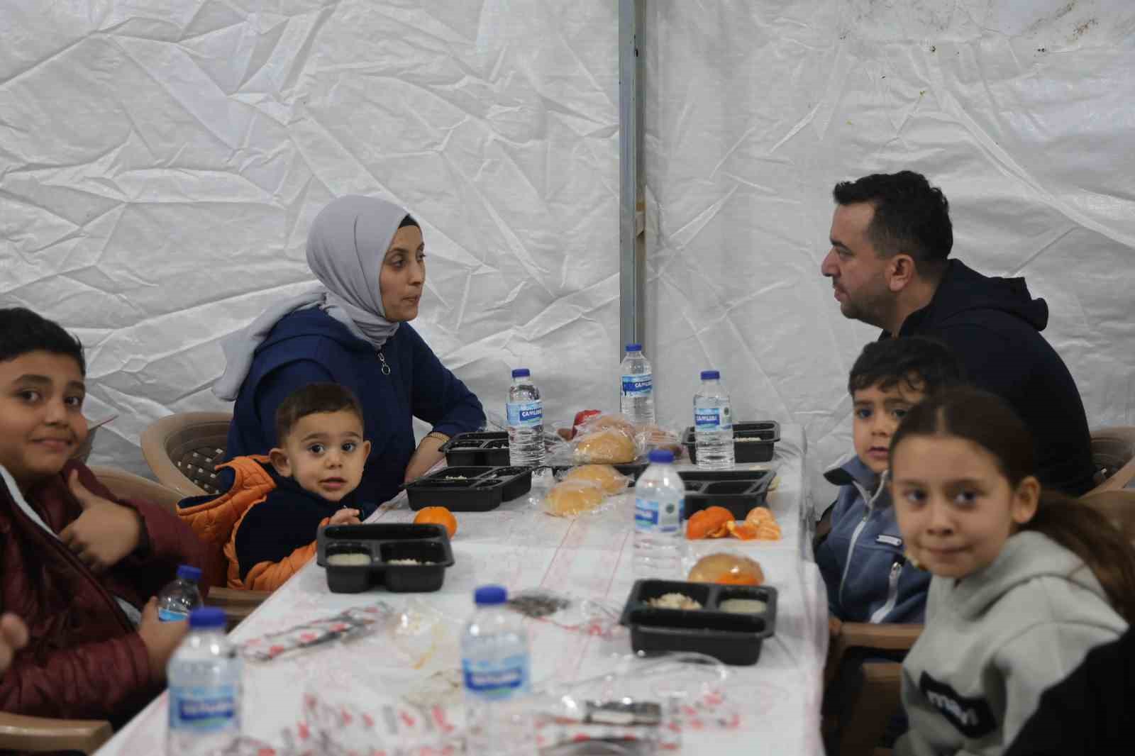 hatayin kalbi habibi neccar camiinde iftar sofrasi kuruldu 4 rUlZJrBP