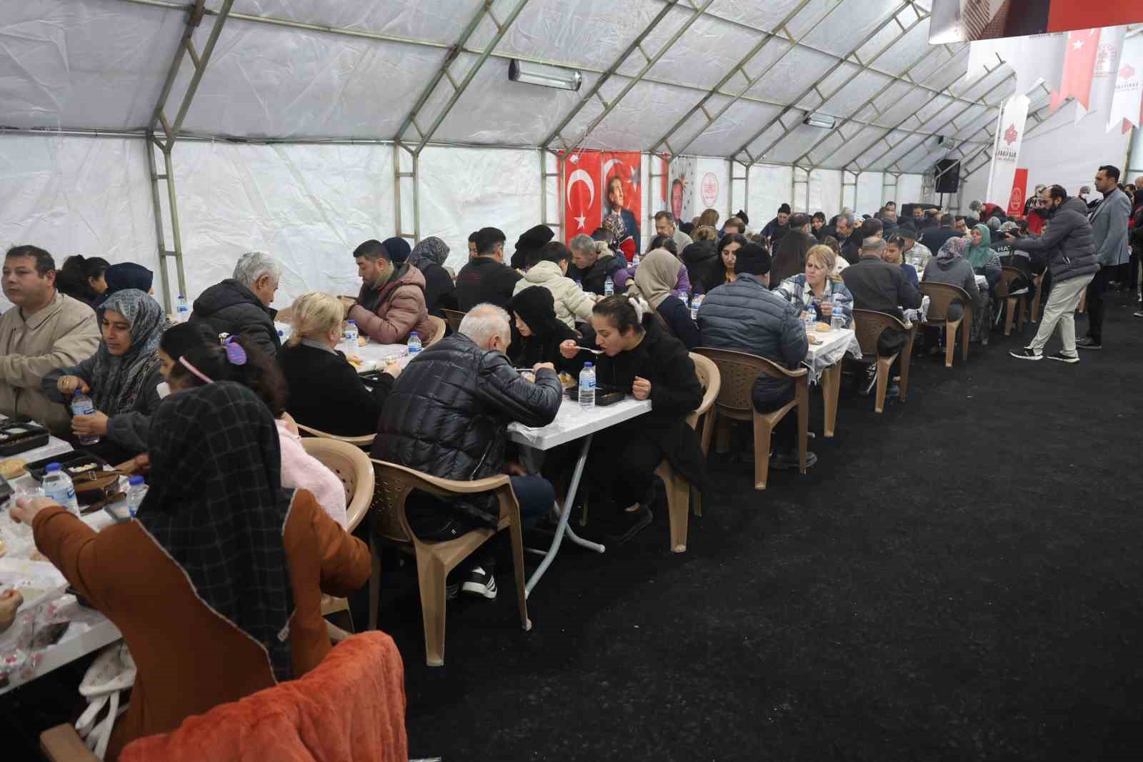 hatayin kalbi habibi neccar camiinde iftar sofrasi kuruldu 9