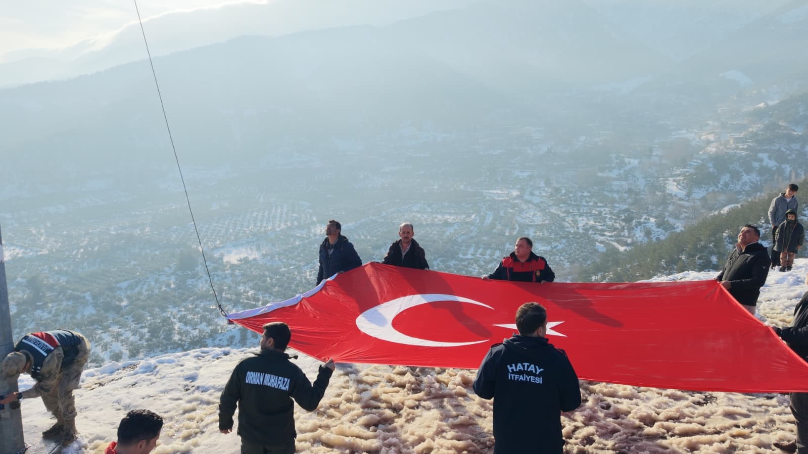 hatayin zirvesinde gururlandiran bayrak degisimi 1 US8UKMdS