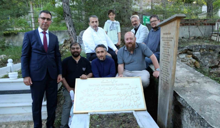 hattat-muhittin-tanira-vefa-70-yil-sonra-talik-hatla-yazilan-mezar-tasi-dualarla-kabrine-BEaNGPOU.jpg
