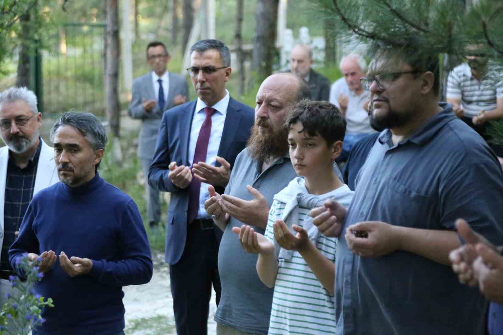 hattat muhittin tanira vefa 70 yil sonra talik hatla yazilan mezar tasi dualarla kabrine lUFI8fZi