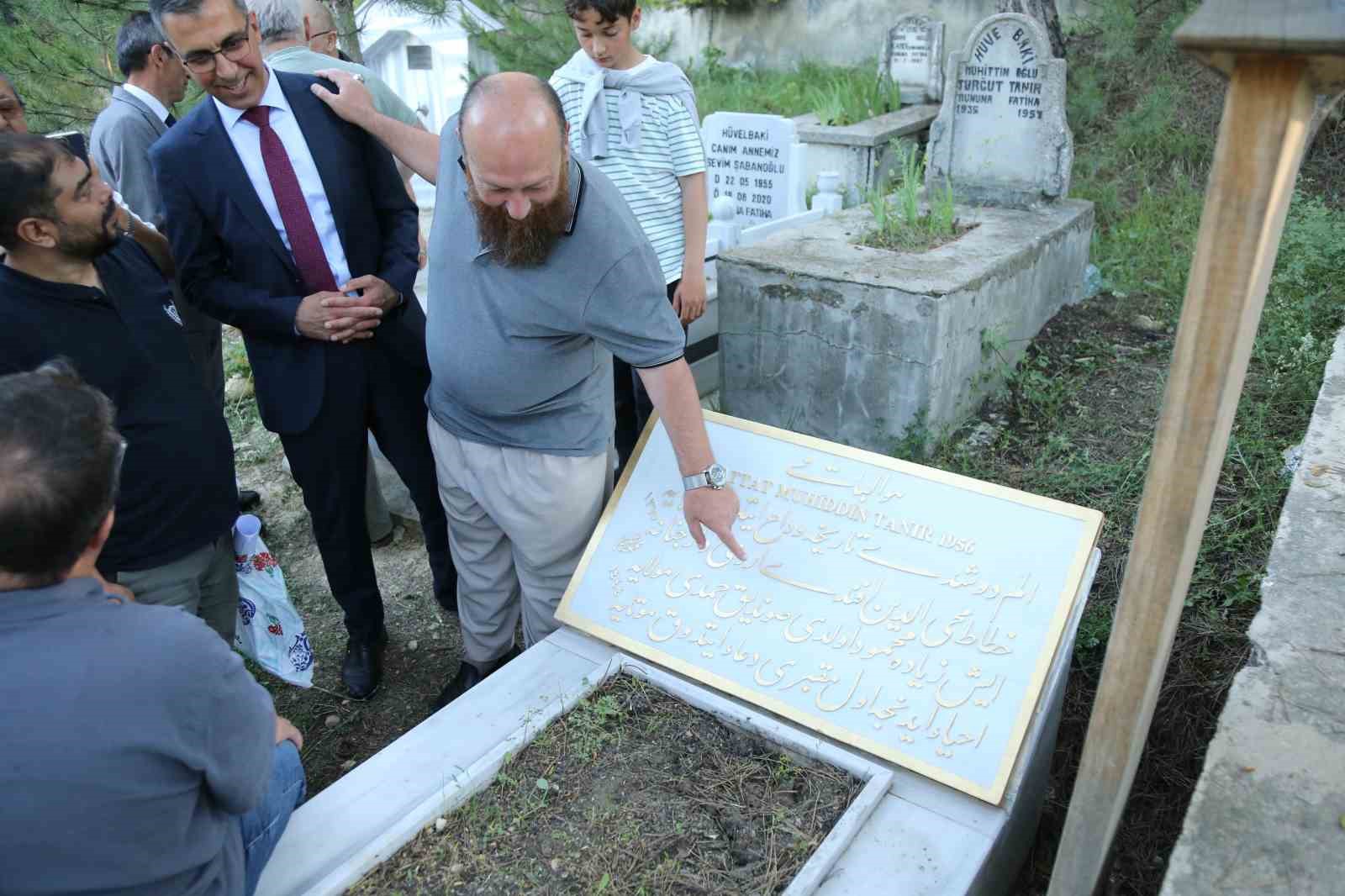 hattat muhittin tanira vefa 70 yil sonra talik hatla yazilan mezar tasi dualarla kabrine p7RgddVY