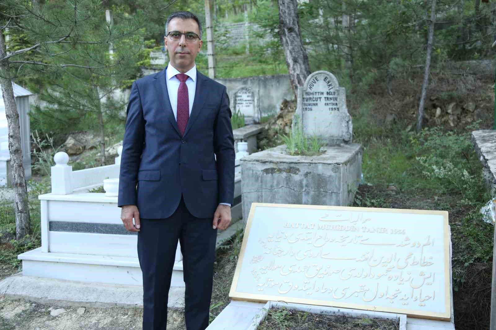 hattat muhittin tanira vefa 70 yil sonra talik hatla yazilan mezar tasi dualarla kabrine sdfJCcWI