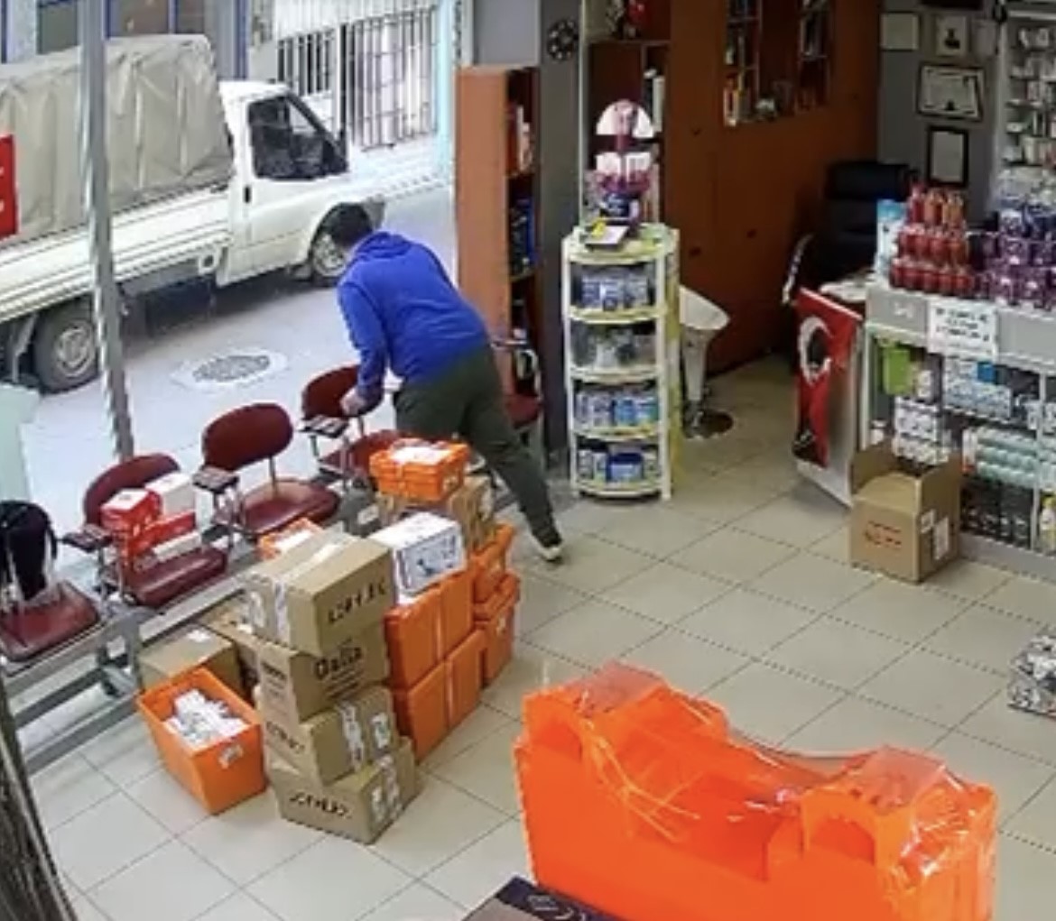 hava almak icin disari cikan eczacinin uzerine atladi ciplak sandim 0