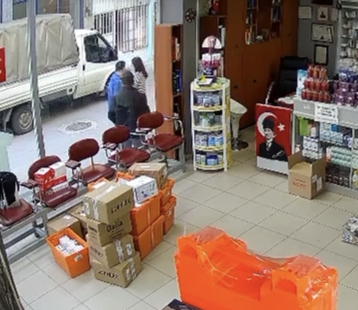 hava almak icin disari cikan eczacinin uzerine atladi ciplak sandim 1 F2dLQ3Fh