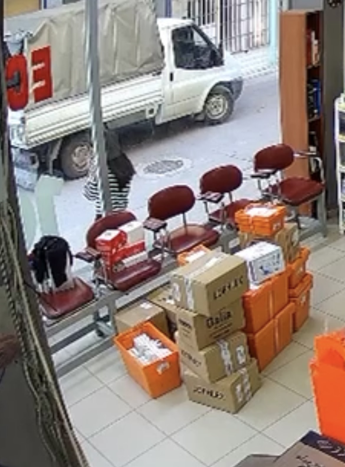 hava almak icin disari cikan eczacinin uzerine atladi ciplak sandim 2 OWP9f5AH