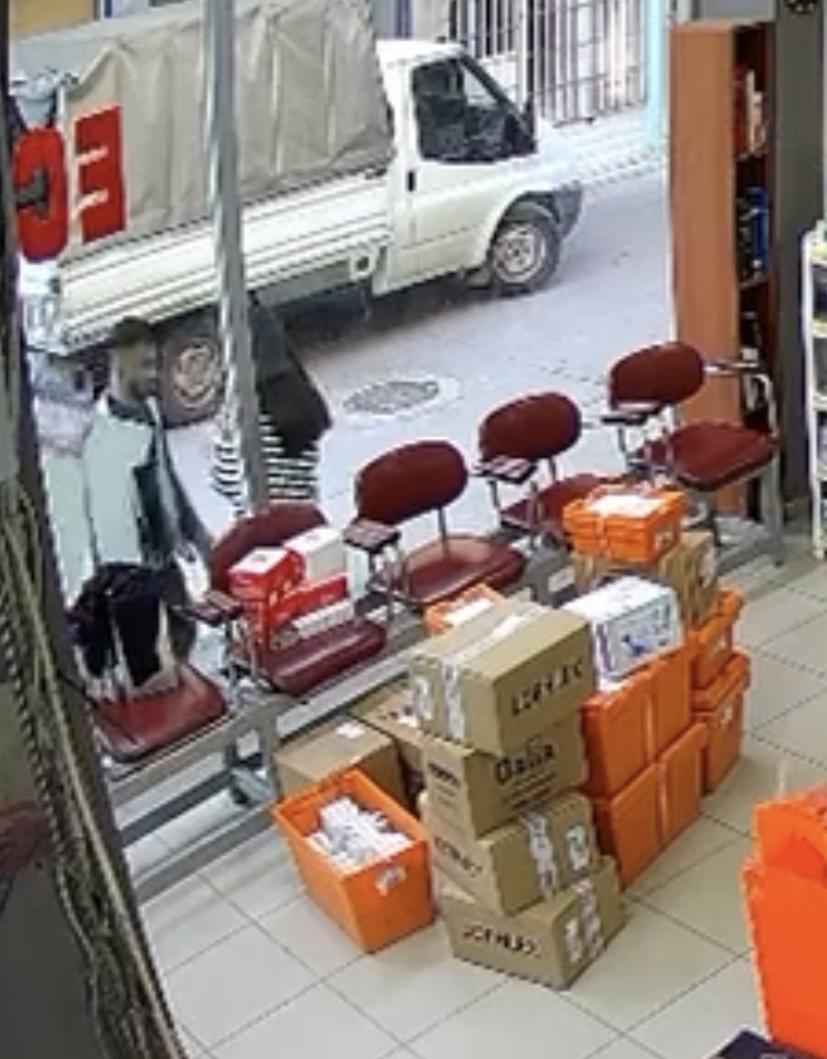 hava almak icin disari cikan eczacinin uzerine atladi ciplak sandim 3