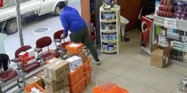 hava-almak-icin-disari-cikan-eczacinin-uzerine-atladi-ciplak-sandim-rRNlFL5i.jpg