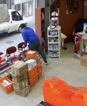 hava-almak-icin-disari-cikan-eczacinin-uzerine-atladi-ciplak-sandim-rRNlFL5i.jpg