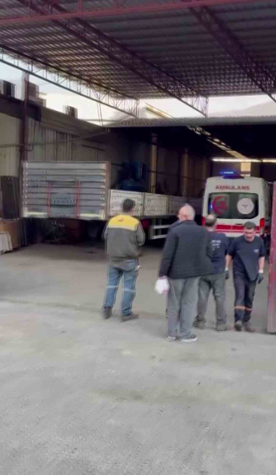 Hava bastığı tır lastiği patladı, jantın isabet etmesiyle can verdi 7 hava bastigi tir lastigi patladi jantin isabet etmesiyle can verdi 3 QKzp7A5p