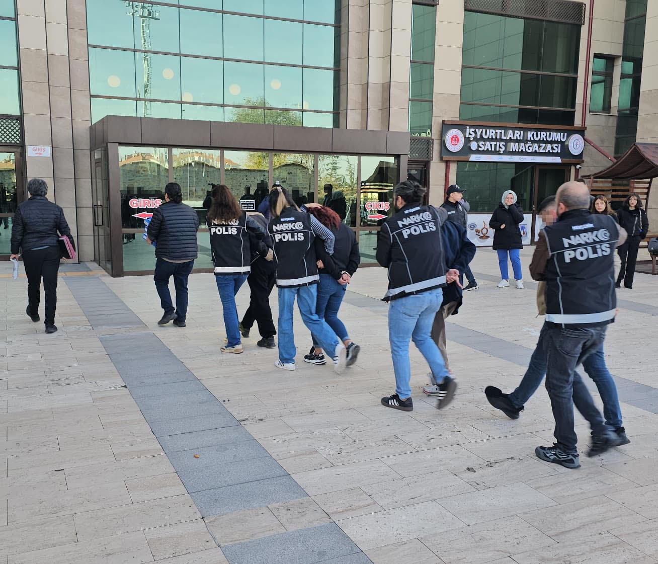 hava destekli narkotik operasyonu 25 kisi tutuklandi 0 H25WEuRR