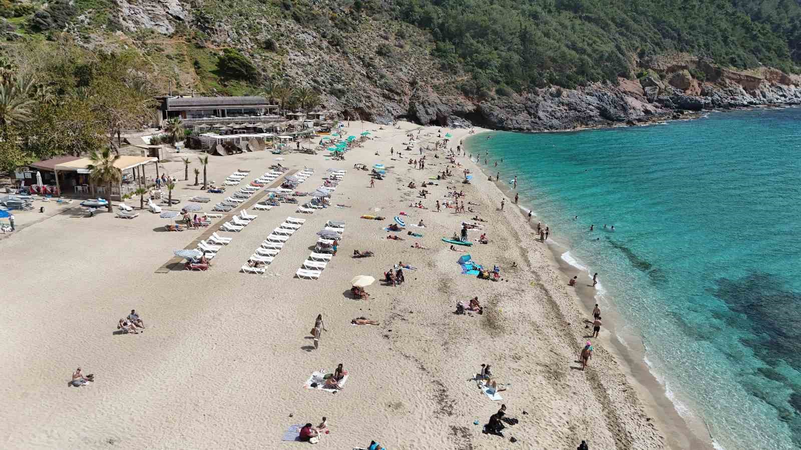 hava sicakliginin 24 dereceye yukseldigi alanyada sahiller doldu 0 7rkOb3YN