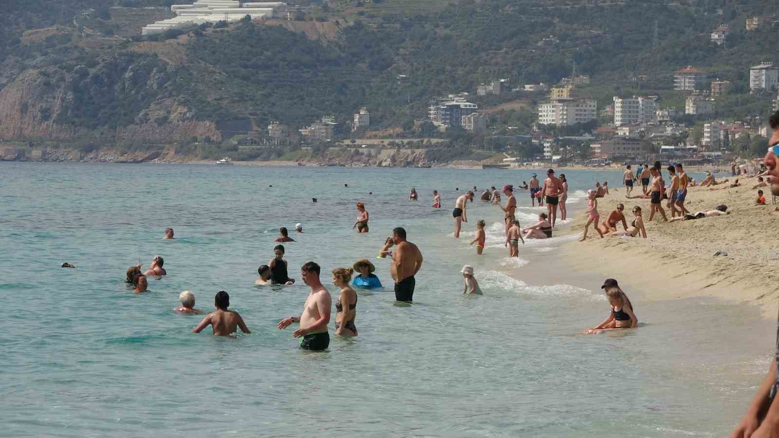 hava sicakliginin 24 dereceye yukseldigi alanyada sahiller doldu 7 NytyuDAq