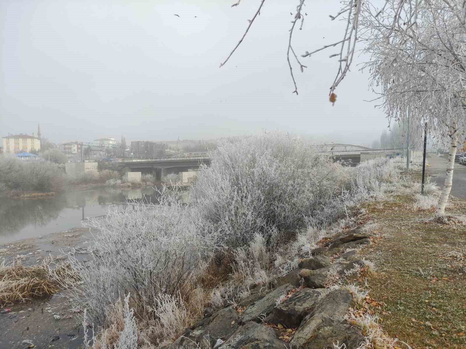 hava sicakliginin eksi 146 dereceye dustugu gole buz tuttu 14 24DvSJUt