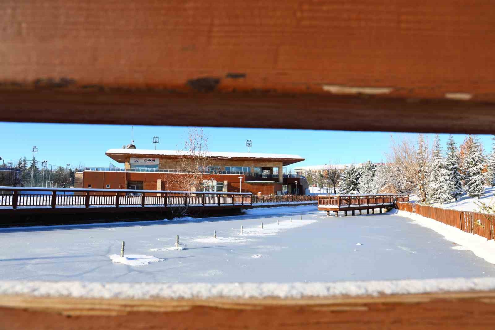 hava sicakliklarinin eksi 13u gordugu kentte sus havuzlari dondu 1 OzI1OSpj