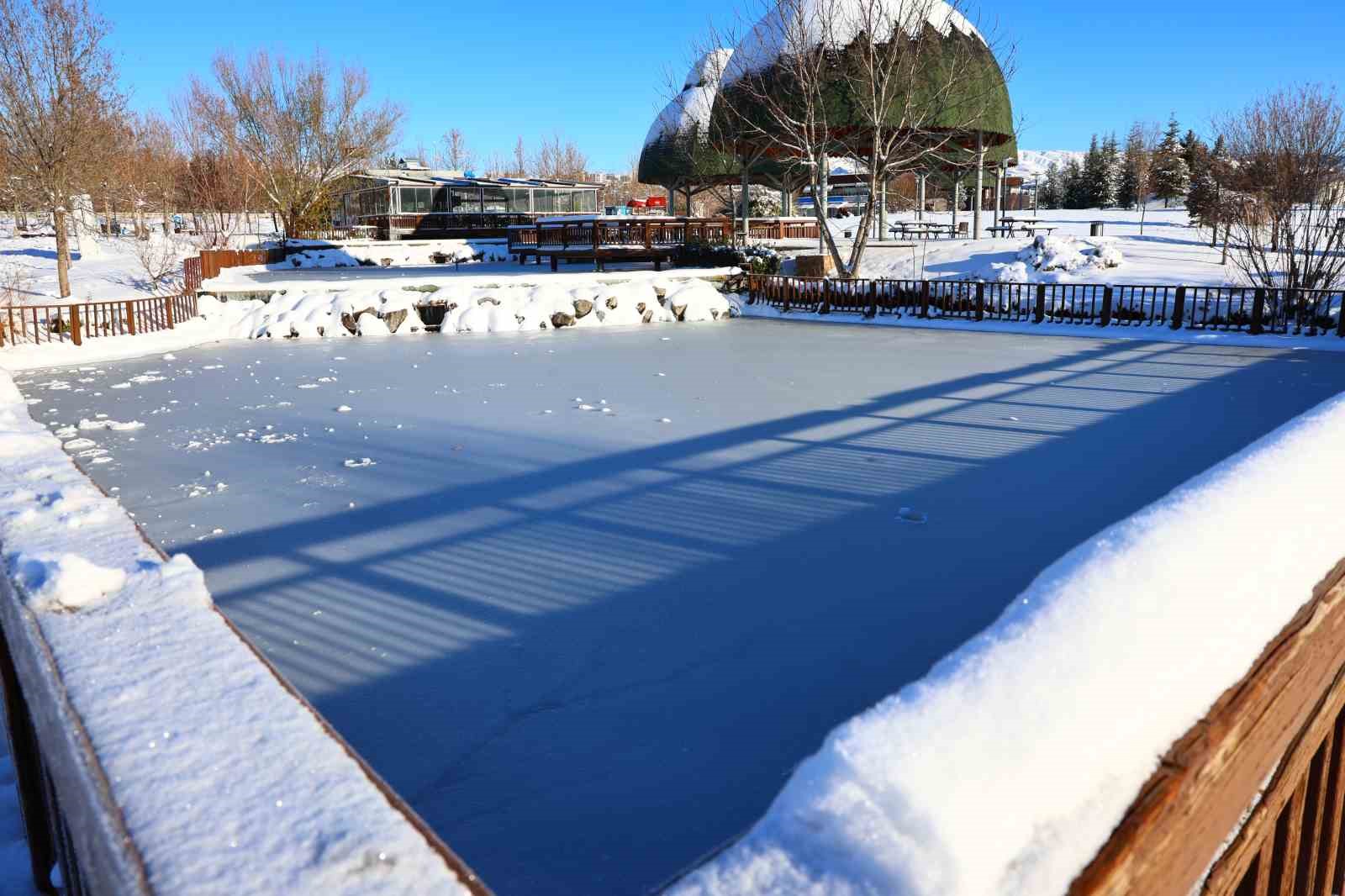 hava sicakliklarinin eksi 13u gordugu kentte sus havuzlari dondu 3