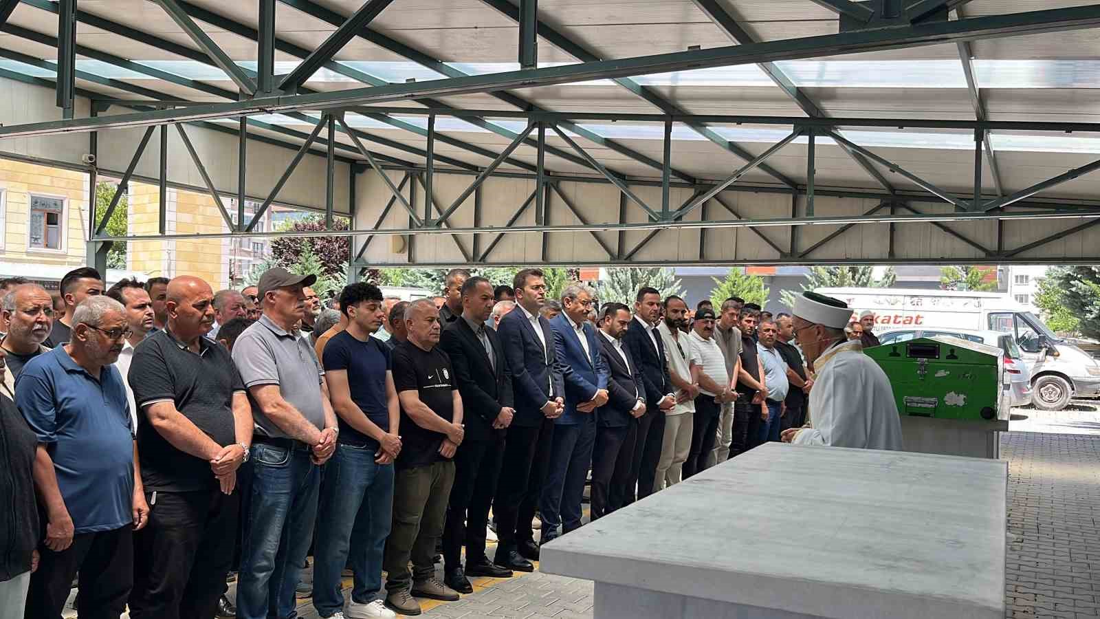 havai fisek fabrikasindaki patlamada hayatini kaybeden isci son yolculuguna ugurlandi 0 FgdrfQ8Q