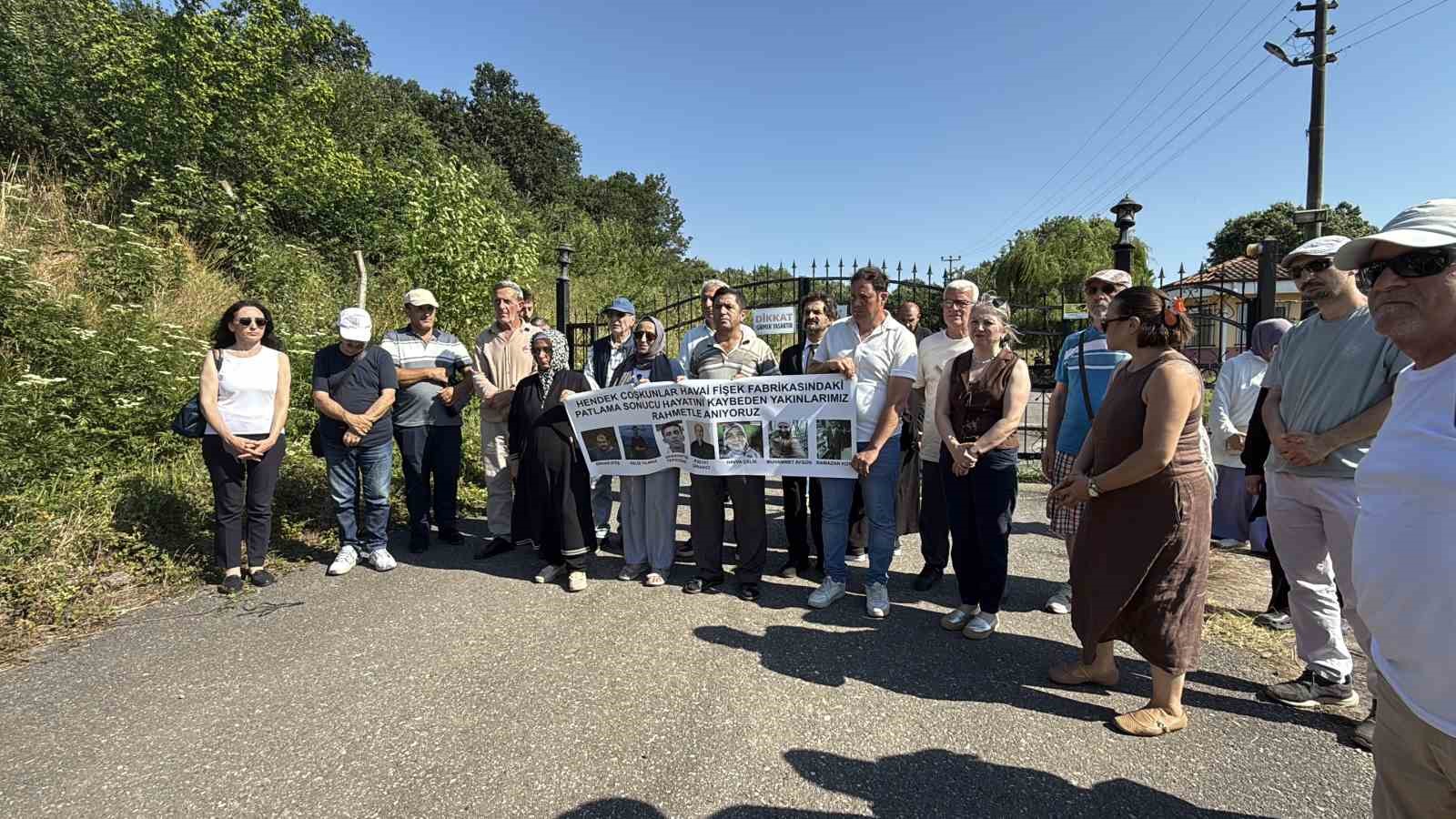 havai fisek fabrikasindaki patlamada hayatini kaybeden isciler anildi 0 YtiqhnF7