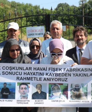 havai-fisek-fabrikasindaki-patlamada-hayatini-kaybeden-isciler-anildi-523IWIVs.jpg