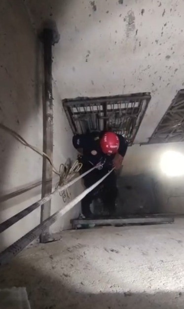 havalandirma bosluguna dusen kediyi itfaiye kurtardi 1 m6b7Y1BN