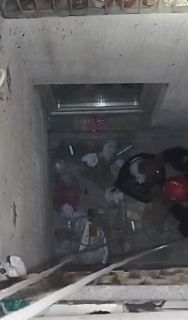 havalandirma bosluguna dusen kediyi itfaiye kurtardi 2 8KT52vvw